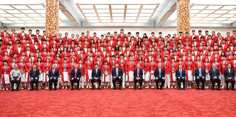 黨和國家領導人習近平、趙樂際、王滬寧、蔡奇、李希、韓正等在人民大會堂接見第33屆夏季奧林匹克運動會中國體育代表團全體成員